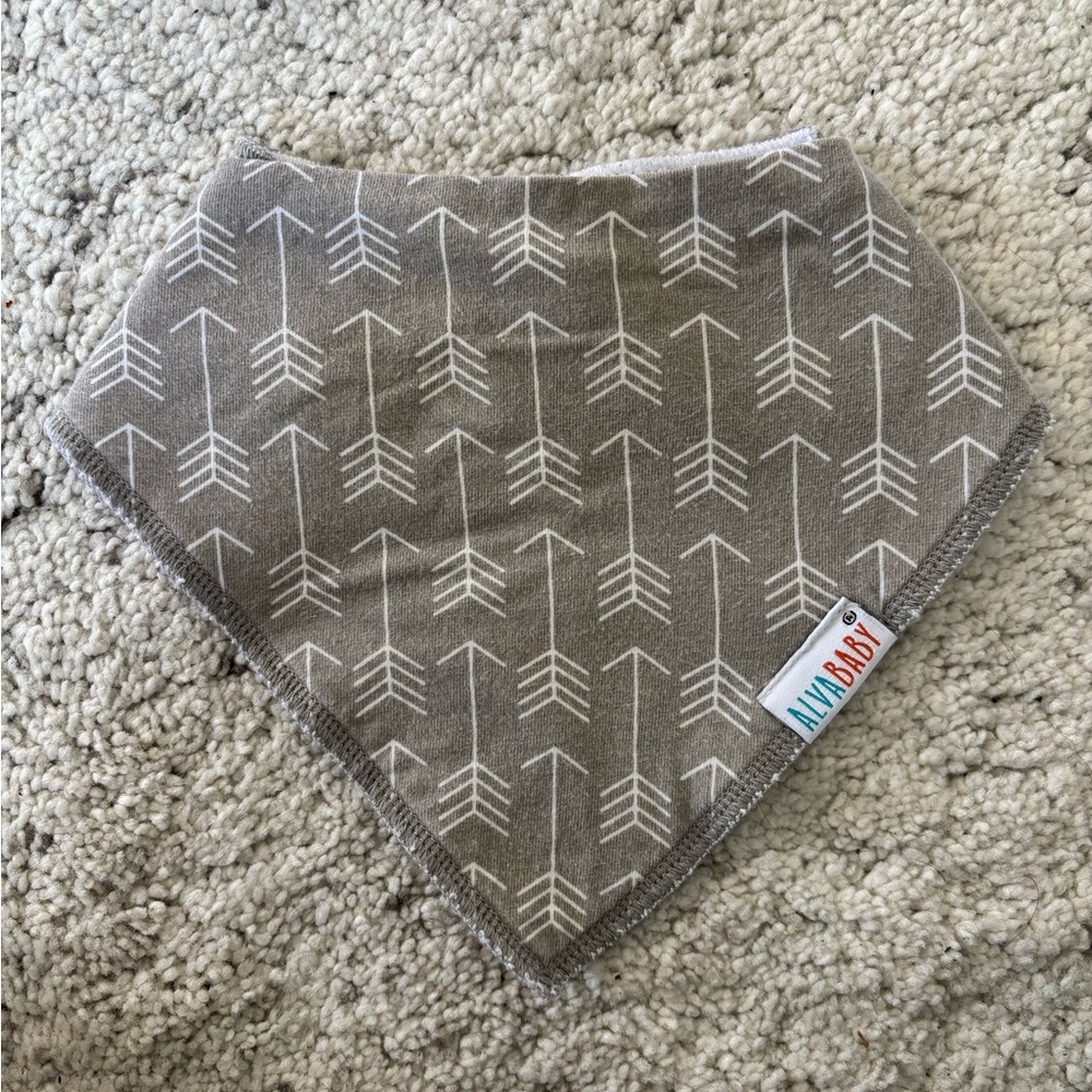 Alva Baby Gray Arrow Bandana Bib